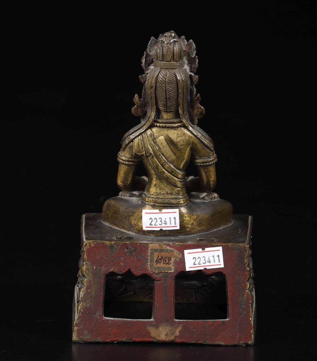 Figura di Buddha Amitayus in Bronzo Dorato con Tracce di Policromia, Cina, Dinastia Qing, Epoca Q...