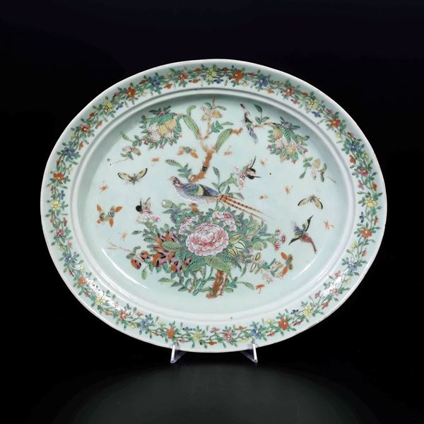 Basin in porcellana a smalti policromi con soggetto naturalistico centrale e decori floreali, Cina, Dinastia Qing, XIX secolo