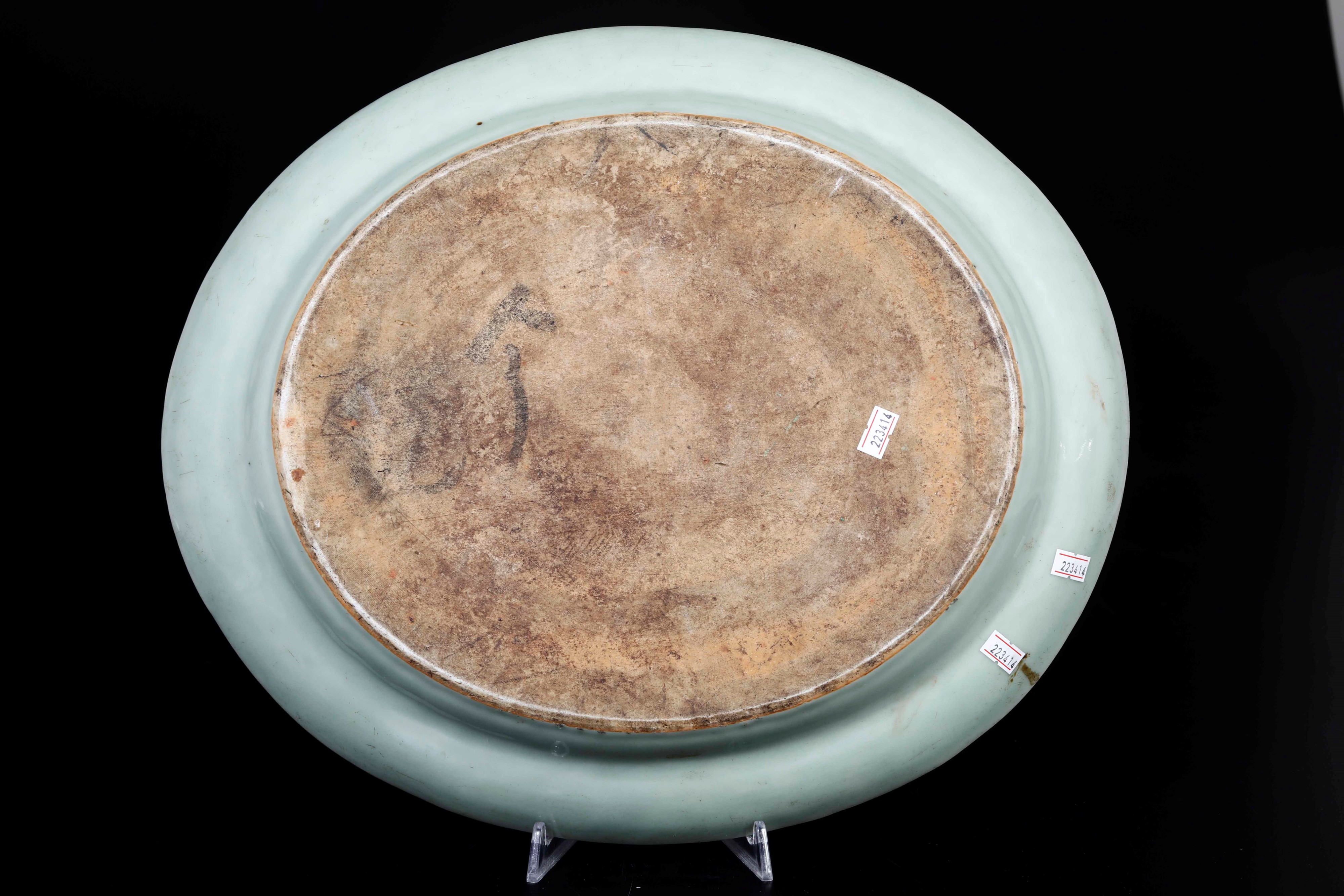 Cina, Dinastia Qing, Basin in porcellana con smalti policromi e decoro naturalistico, XIX secolo