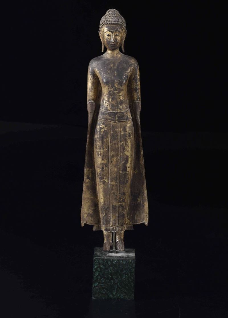 Figura di Buddha stante in legno con tracce di doratura, Tailandia, Ayatthaya, XVII secolo  - Asta Arte Orientale | Virtual - Cambi Casa d'Aste