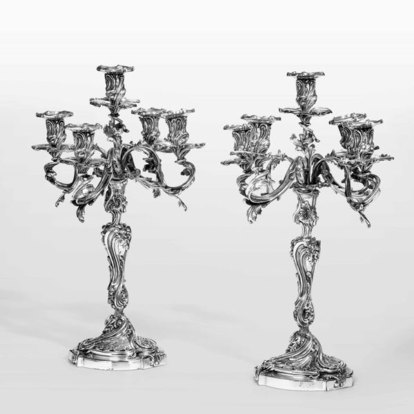 Coppia di candelabri in argento fuso e cesellato. Argenteria artistica italiana del XX secolo. Argentieri F.lli Borzoni Vercelli