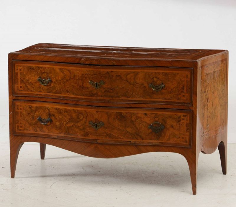 Comò a due cassetti in legno lastronato in radica e filettato, XVIII secolo  - Auction Antiques January | Time Auction - Cambi Casa d'Aste