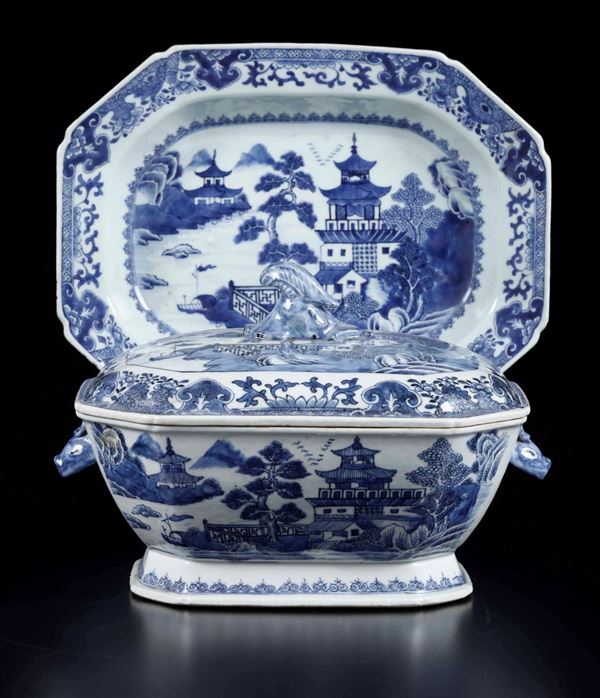 Zuppiera in porcellana bianca e blu con raffigurazioni di paesaggi e decori floreali, Cina, Dinastia Qing, epoca Qianlong (1736-1796)