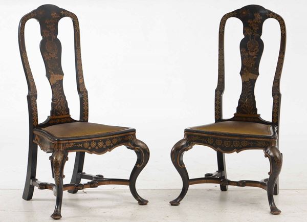 Coppia di sedie in legno dipinto con schienale a cartella
