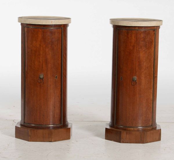 Coppia di comodini a colonna in legno, XIX secolo