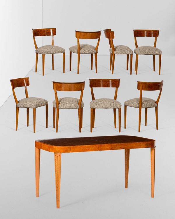 Tavolo allungabile in legno con otto sedie. Struttura in legno e seduta in tessuto.