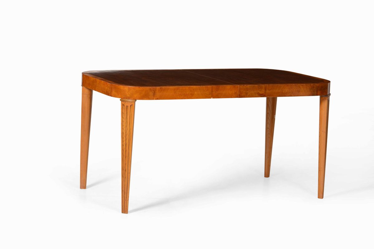 Tavolo Allungabile in Legno con Otto Sedie. Struttura in Legno e Seduta in Tessuto.
