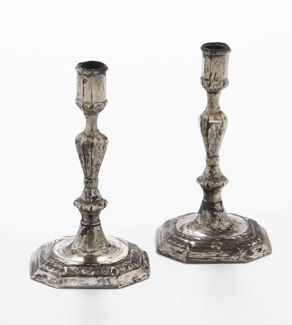 Coppia di candelieri in metallo argentato, XX secolo