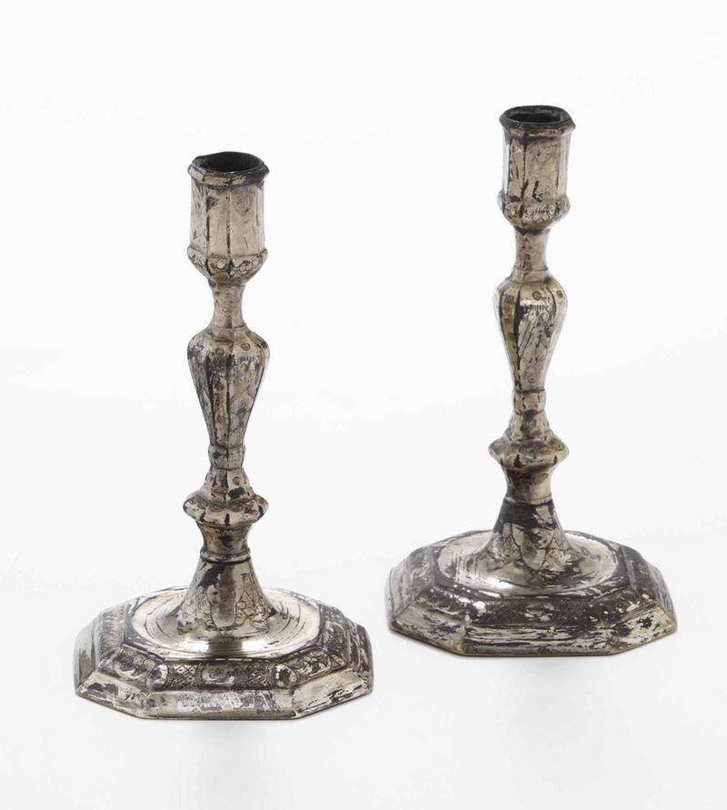 Coppia di candelieri in metallo argentato, XX secolo  - Asta Argenti | Cambi Time - Cambi Casa d'Aste