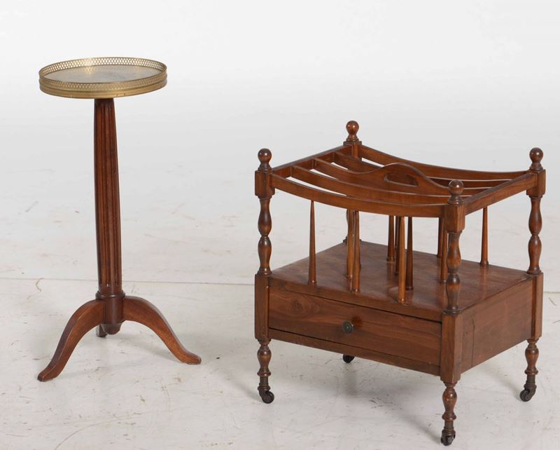 Portariviste in legno e tavolino con piano in marmo circolare  - Auction Antiques January | Time Auction - Cambi Casa d'Aste