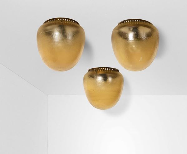 Tre plafoniere con struttura in metallo e diffusore in vetro di Murano acidato.