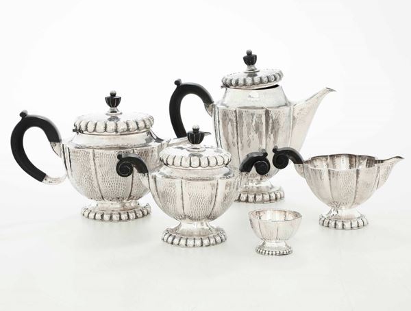 Servizio da tè e caffè in argento fuso e sbalzato. Argenteria europea del XX secolo (apparentemente privo di punzonatura)