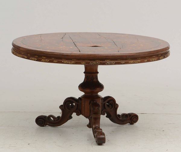 Tavolo in legno con piano circolare intarsiato in varie essenze a cineserie, XIX secolo