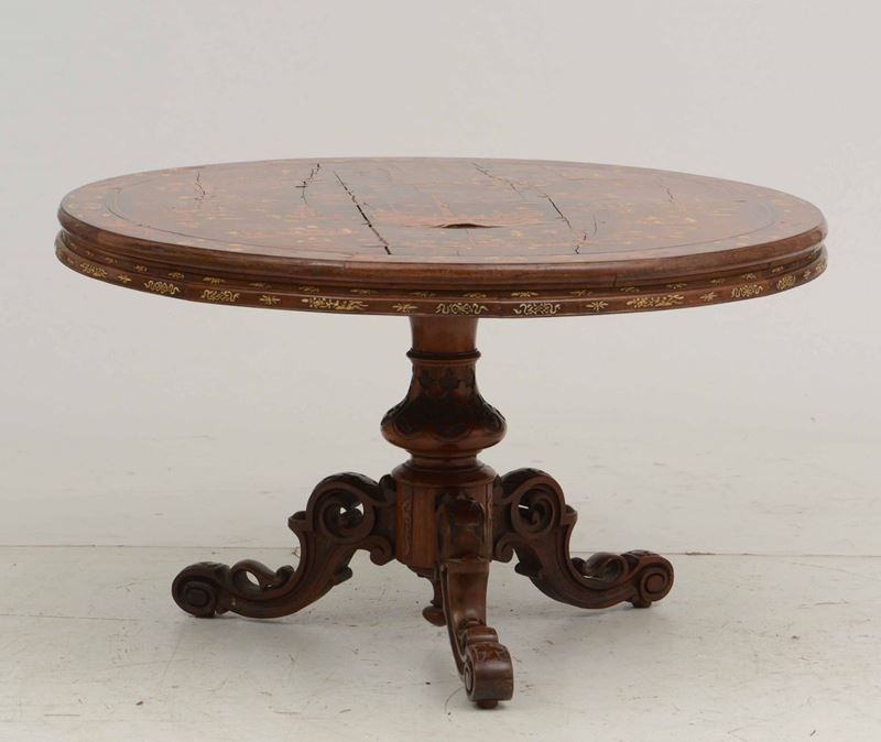 Tavolo in legno con piano circolare intarsiato in varie essenze a cineserie, XIX secolo  - Asta Antiquariato Gennaio | Cambi Time - Cambi Casa d'Aste