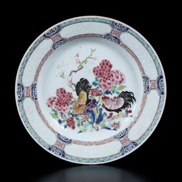 Piatto in porcellana Famiglia Rosa con galli e peonie in fiore, Cina, Dinastia Qing, epoca Yongzheng (1723-1735)