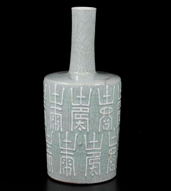 Vaso a bottiglia in porcellana Guan color Celadon con ideogrammi a rilievo, Cina, Dinastia Qing, epoca Jiaqing (1796-1820)