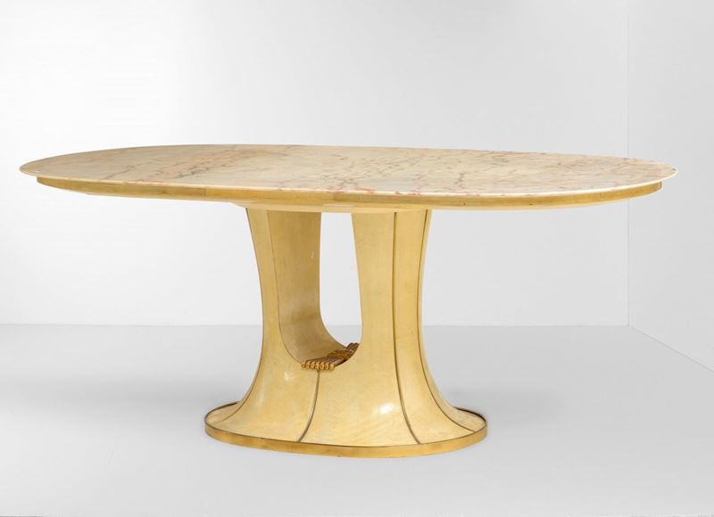 Tavolo con struttura in legno e ottone. Rivestimenti in pergamena. Piano in marmo.  - Auction Design Lab - Cambi Casa d'Aste