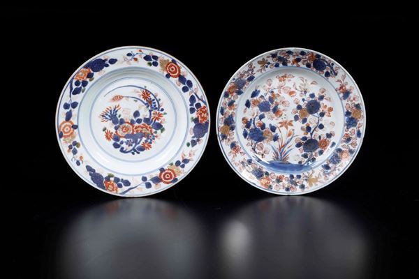 Due piatti in porcellana Imari con decori floreali e soggetto naturalistico, Cina, Dinastia Qing, epoca Qianlong (1736-1796)