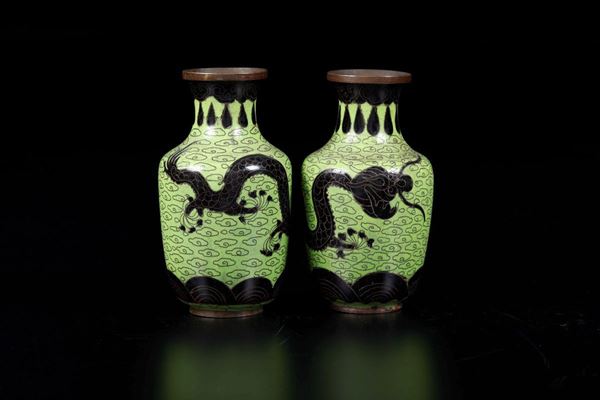 Coppia di vasi a smalto con figura di drago tra le nuvole sui toni del verde e del nero, Cina, inizio XX secolo