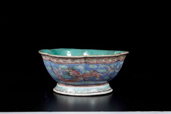 Alzata in porcellana con decoro di drago tra le nuvole, Cina, Dinastia Qing, XIX secolo