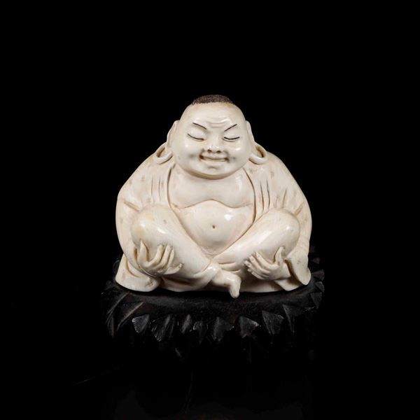 Piccola figura di Budai seduto scolpita in avorio, Cina, inizi XX secolo