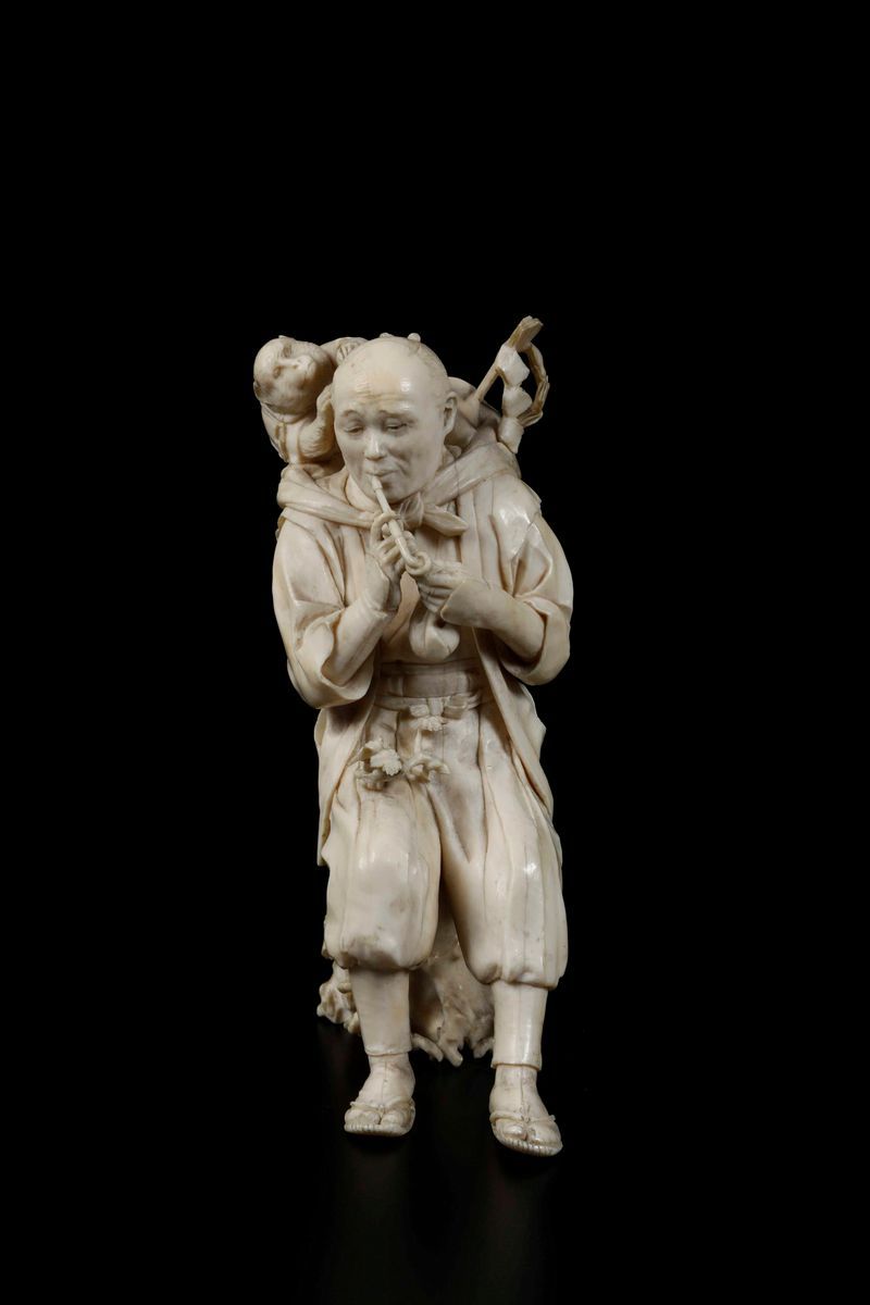 Figura di Musicista con Scimmietta Scolpita in Avorio, Giappone, Periodo Meiji (1868-1912)