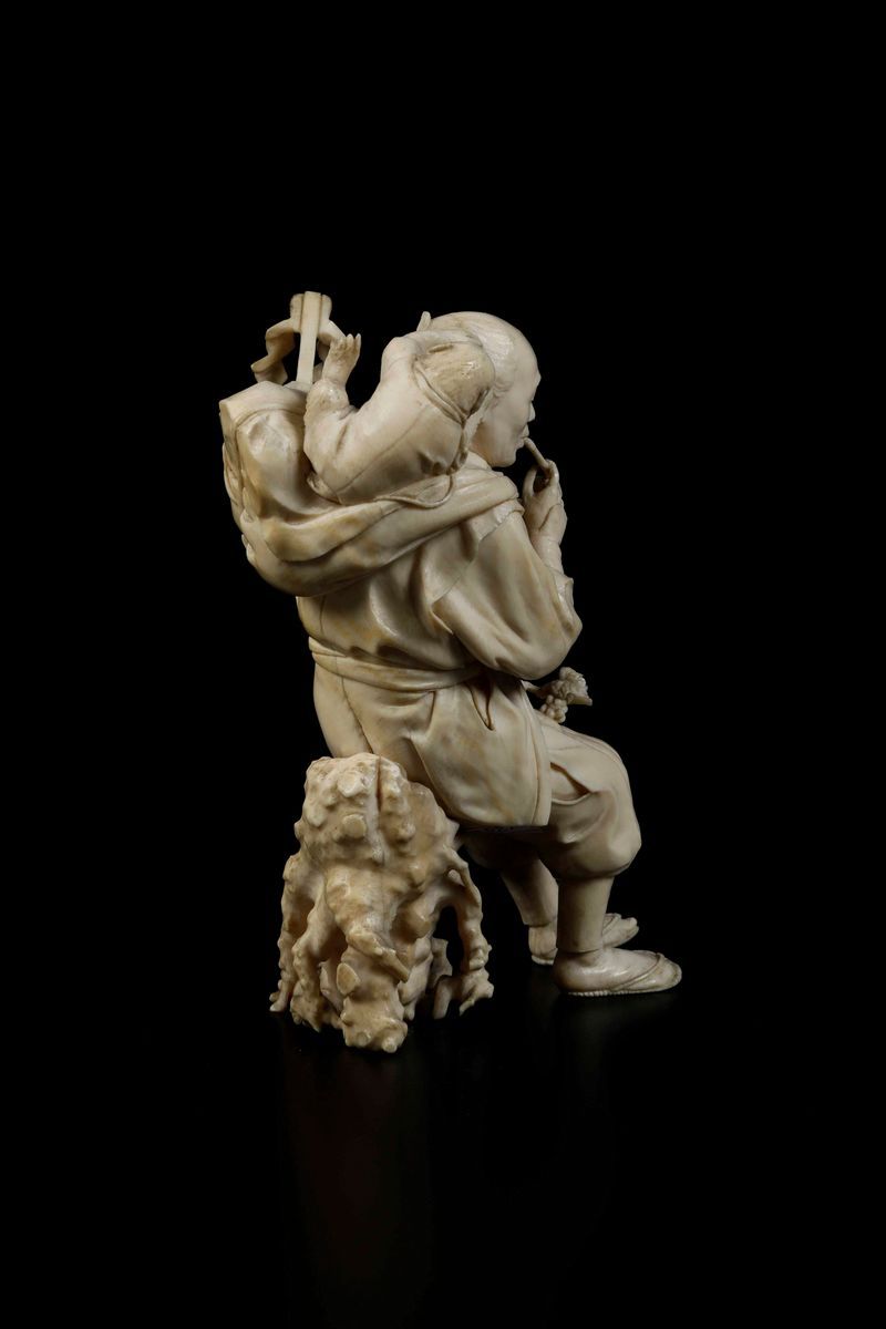 Figura di Musicista con Scimmietta Scolpita in Avorio, Giappone, Periodo Meiji (1868-1912)