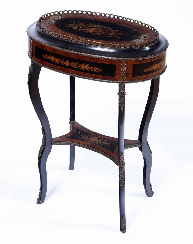 Tavolino portavaso in legno lastronato ed intarsiato, XX secolo  - Asta Antiquariato Gennaio | Cambi Time - Cambi Casa d'Aste