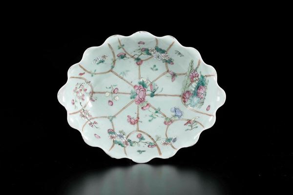 Alzata in porcellana sui toni della Famiglia Rosa con decori floreali, Cina, Dinastia Qing, XIX secolo