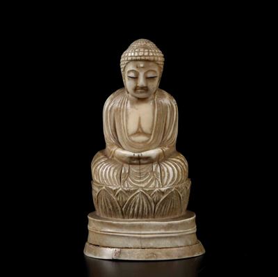 Figura di Buddha Amitayus Seduto su Fiore di Loto Scolpito in Avorio, Cina, Inizi XX Secolo
