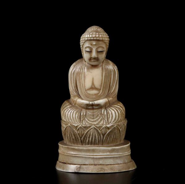 Figura di Buddha Amitayus seduto su fiore di loto scolpito in avorio, Cina, inizi XX secolo