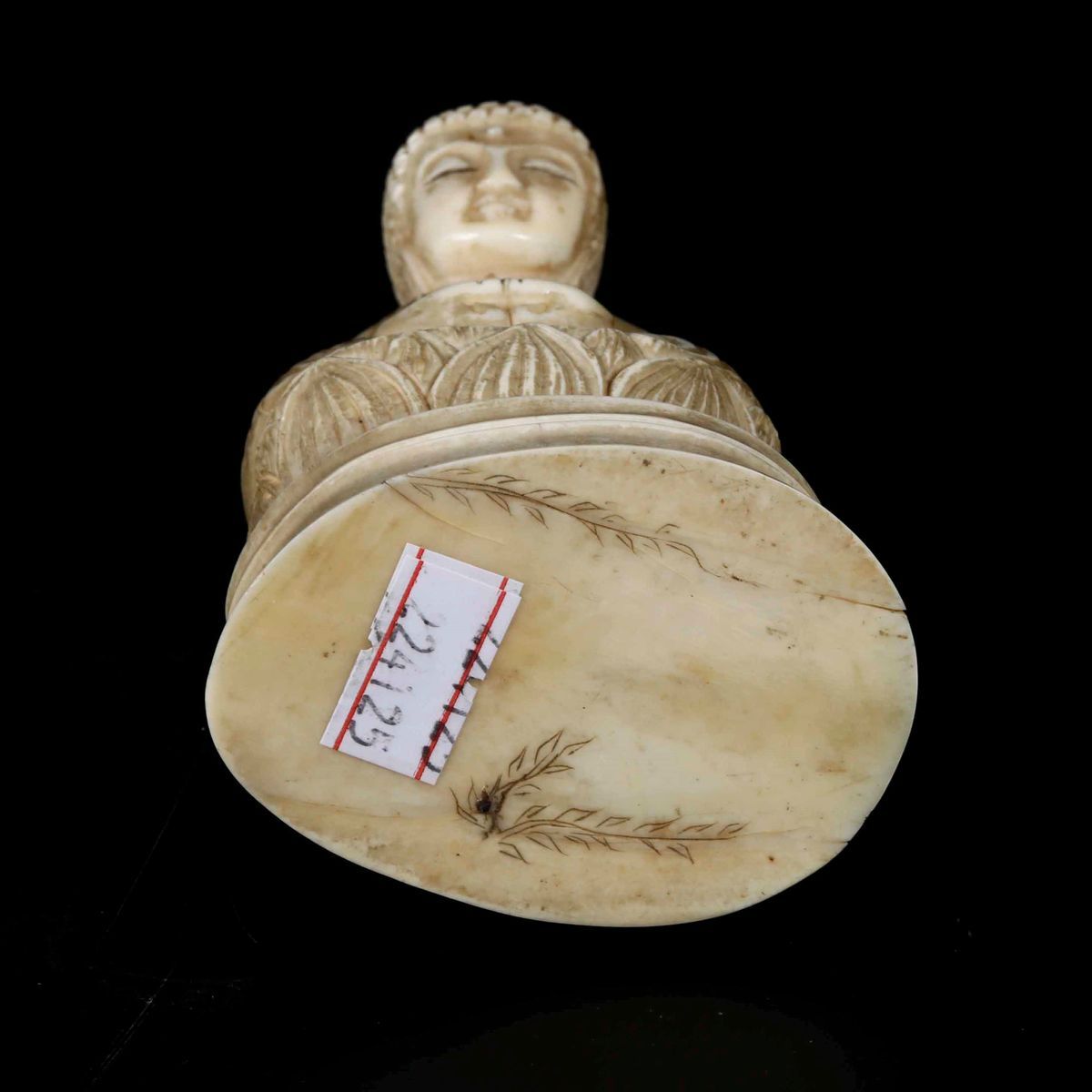 Figura di Buddha Amitayus Seduto su Fiore di Loto Scolpito in Avorio, Cina, Inizi XX Secolo