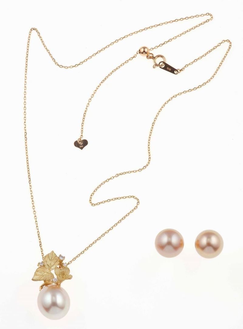 Demi-parure composta da pendente ed orecchini con perle gold  - Asta Spring Jewels - I - Cambi Casa d'Aste