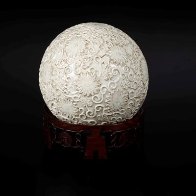 Sfera in Porcellana Blanc De Chine con Decori Floreali a Rilievo, Cina, Dinastia Qing, XIX Secolo