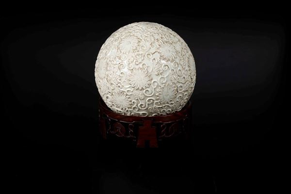 Sfera in porcellana Blanc de Chine con decori floreali a rilievo, Cina, Dinastia Qing, XIX secolo