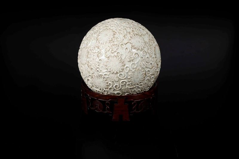 Sfera in porcellana Blanc de Chine con decori floreali a rilievo, Cina, Dinastia Qing, XIX secolo  - Asta Arte Orientale - Cambi Casa d'Aste
