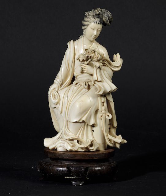 An ivory figure, China, early 1900s  - Auction Oriental Art | Virtual - Cambi Casa d'Aste