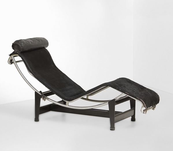 Chaise longue con struttura in metallo cromato e metallo laccato. Rivestimenti in cuoio e cavallino.