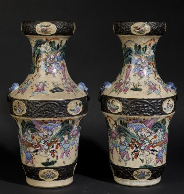 Coppia di vasi in porcellana craquelè con scena di battaglia e mascheroni, Cina, Dinastia Qing, XIX secolo