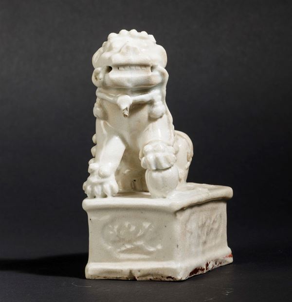 Piccola figura di cane di Pho in porcellana Blanc de Chine Dehua, Cina, Dinastia Qing, XVIII secolo