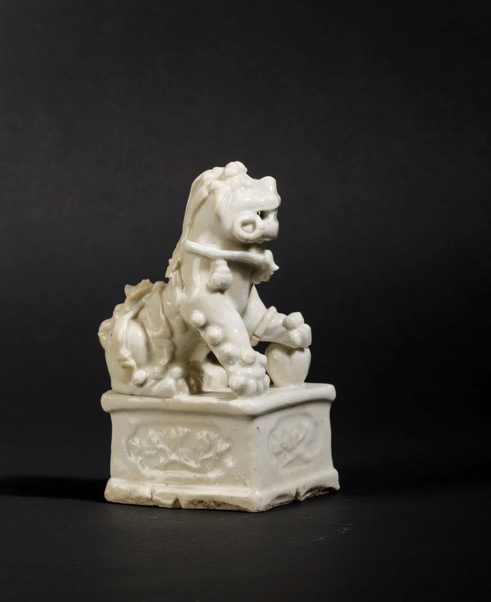 Piccola Figura di Cane di Pho in Porcellana Blanc De Chine Dehua, Cina, Dinastia Qing, XVIII Seco...