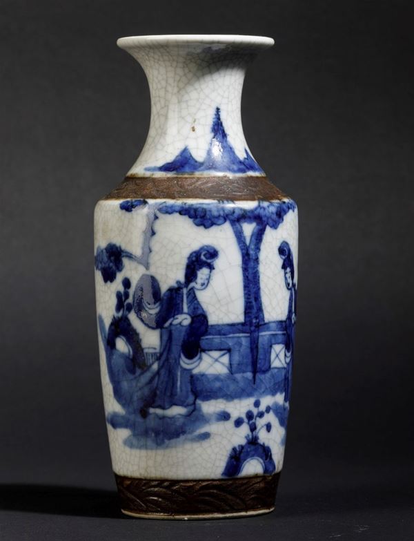 Vaso in porcellana craquelè raffigurante cortigiane entro paesaggio sui toni del blu, Cina, Dinastia Qing, XIX secolo
