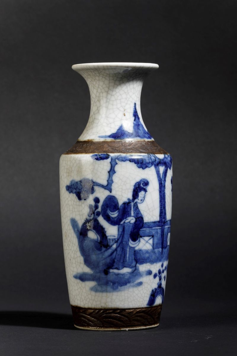 Vaso in Porcellana Craquelè Raffigurante Cortigiane Entro Paesaggio sui Toni del Blu, Cina, Dinas...