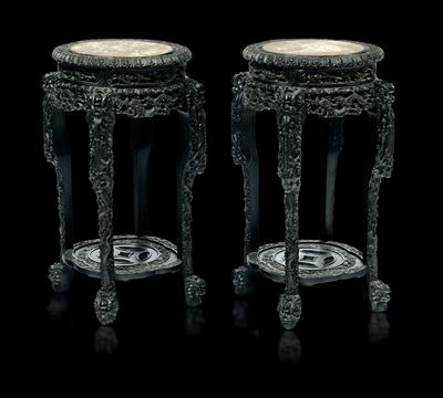 Coppia di Tavoli Alti in Legno Intagliato di Homu e Piano in Marmo, Cina, Dinastia Qing, XIX Seco...