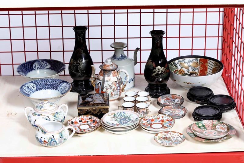 Servizi di tipologia orientale e diversi  - Auction Ceramics | Cambi Time - Cambi Casa d'Aste