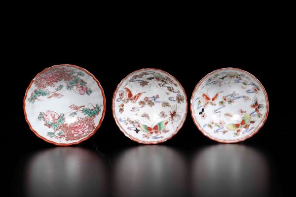 Tre piccole ciotole in porcellana con decoro di farfalle e uccellini tra i rami, Cina, Dinastia Qing, XIX secolo