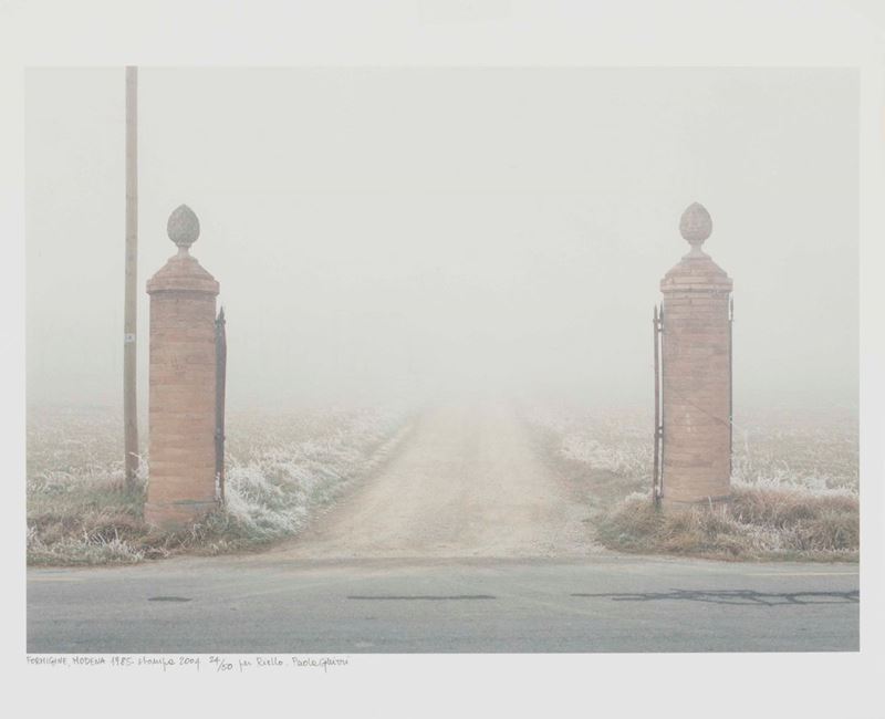 Luigi Ghirri (1943-1992) Formigine Modena – Ingresso casa colonica da Il profilo delle nuvole, 1985 (stampata nel 2004)  - Auction Photography - II - Cambi Casa d'Aste