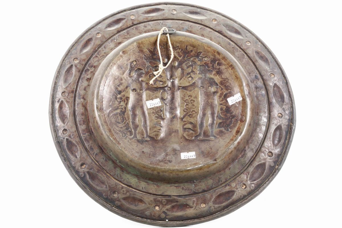 Piatto Elemosiniere in Ottone Sbalzato. Germania XVI Secolo