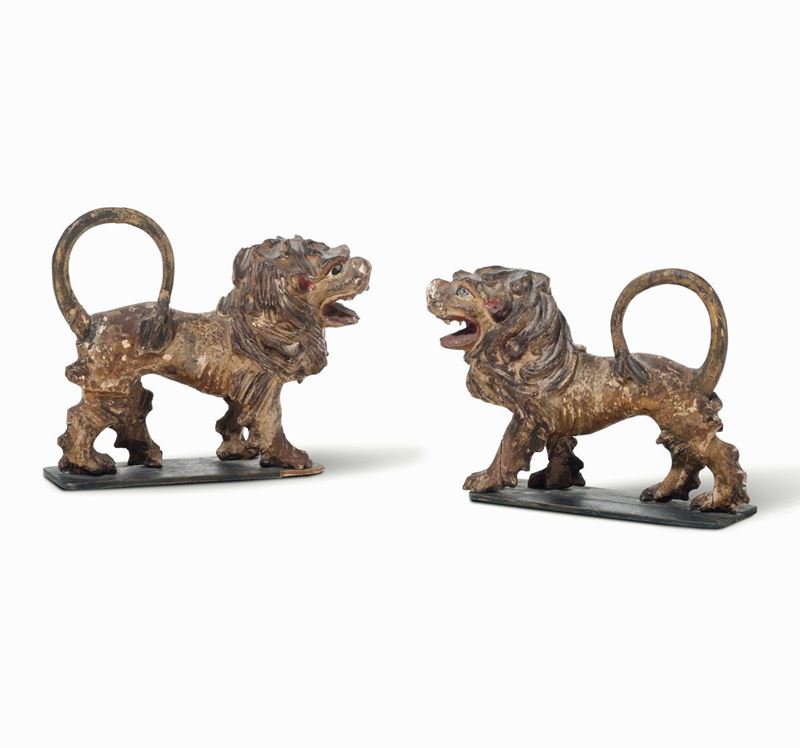 Due leoni in legno policromo.  Veneto XVII-XVIII secolo  - Auction Italian Dwellings - Cambi Casa d'Aste