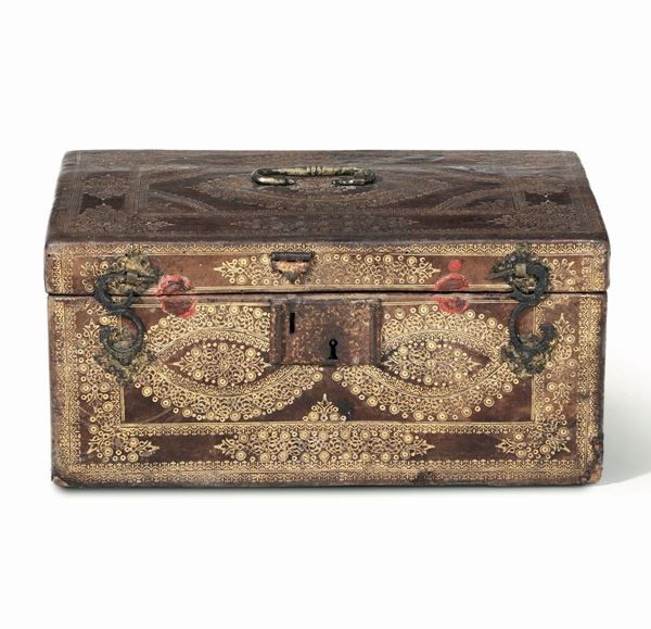 Cassetta da viaggio. Cuoio con impressioni in oro e finimenti in bronzo.  Arte del XVIII secolo